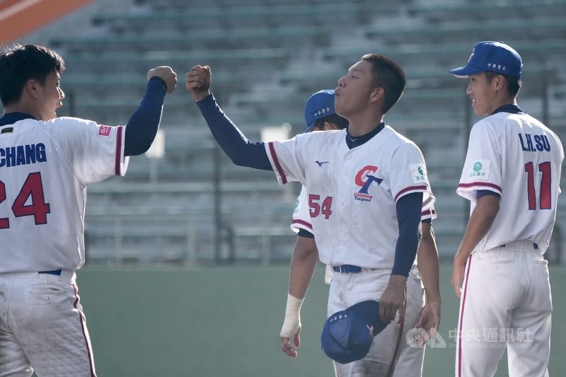 U18世界盃棒球賽台灣隊12日與波多黎各的關鍵一戰一路打到延長賽,台灣後援投手賴謙凡(右2)8局登板,投2局成功壓制對手,終場台灣以1比0氣走波多黎各,賴謙凡與隊友開心慶祝。中央社記者徐肇昌沖繩攝 114年9月12日