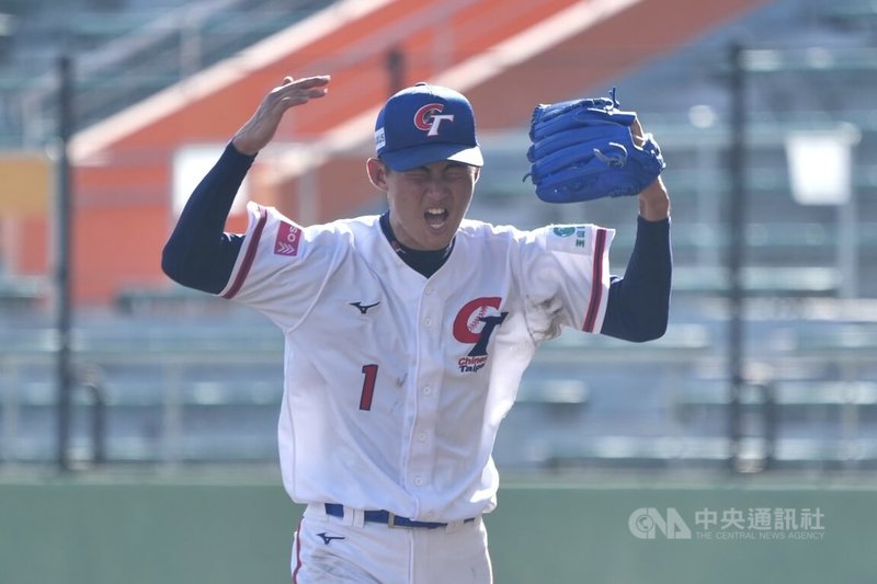 U18世界盃棒球賽台灣隊12日與波多黎各一站相當關鍵,台灣先發投手陳世展(圖)主投7局無失分、送出5次三振,成功壓制對手打線,下場時吶喊釋放壓力。中央社記者徐肇昌沖繩攝 114年9月12日