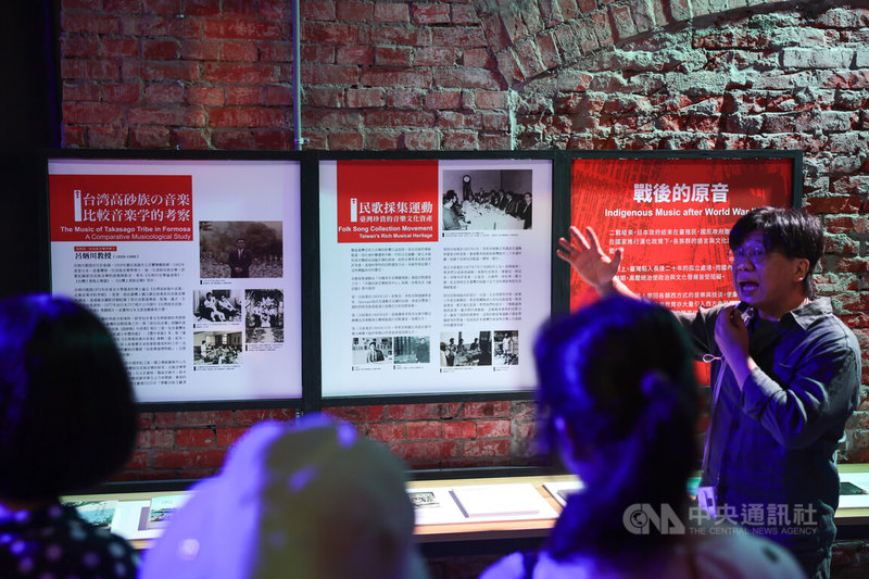 「原音如此流行—從山地歌謠到流行金曲」特展深入呈現原住民流行音樂的多元面貌與文化流動,12日起在台北華山文創園區展出,策展人葉宗哲(右)進行導覽。中央社記者裴禛攝 114年9月12日