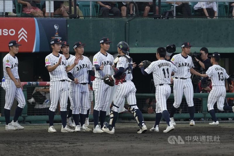 U18世界盃棒球賽日本隊(圖)12日晚間複賽對手為巴拿馬隊,1局上半由巴拿馬先馳得點、取得領先,日本球員結束守備下場時在場邊互相擊掌打氣。中央社記者徐肇昌沖繩攝 114年9月12日