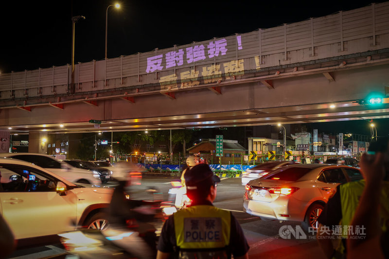 多個公民團體12日晚間在台北公館圓環周邊發起「守環行動:圓環走讀」,現場以投射燈打字「反對強拆!重啟協商!」,表達反對強拆立場。中央社記者王騰毅攝 114年9月12日