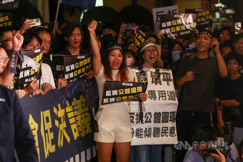 台北市羅斯福路與基隆路口交通安全改善工程即將動工,行人零死亡推動聯盟等團體12日晚間集結逾300人抗議,與會者高呼「反拆公館圓環、反拆公車地下道」。中央社記者王騰毅攝 114年9月12日