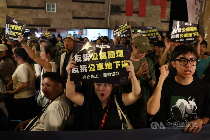 參與人士一同繞行圓環一周,並高呼口號抗議。中央社記者王騰毅攝 114年9月12日