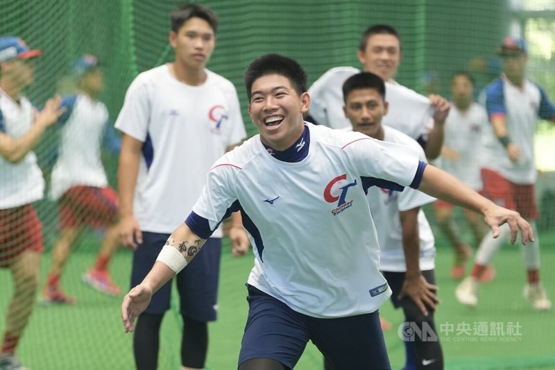 U18世界盃棒球賽台灣隊12日對波多黎各搶下關鍵一勝，13日超級循環賽複賽最後一戰將與地主日本隊交手，台灣預計派出二刀流張乙安（前）扛先發。中央社記者徐肇昌沖繩攝 114年9月12日