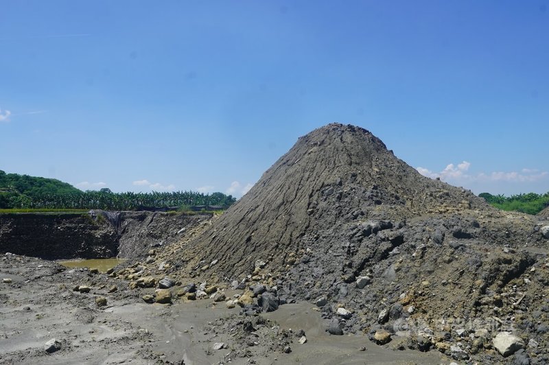 國民黨立委柯志恩12日赴美濃吉洋農地會勘時指出，日前會勘後接到許多陳情，指美濃盜採、濫倒情況非常嚴重，當地居民相當擔心土地、水質遭破壞，故特邀國土署、農業部等中央單位至現場，也想了解市府是否有向上呈報，地方與中央的配套措施是否能阻止犯罪行為。圖為遭盜採、濫倒農地土方堆成小山。中央社記者董俊志攝　114年9月12日