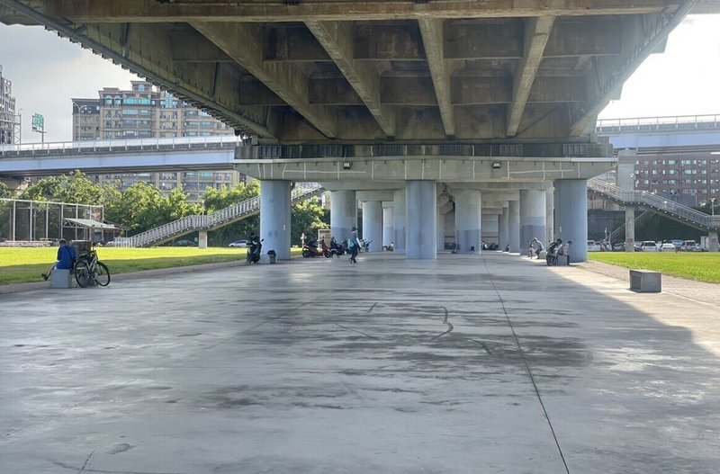 新北市政府高灘地工程管理處12日表示，考量民眾過節需求，除鹿角溪原住民主題部落公園全年皆可烤肉外，10月4日至6日將在河濱公園橋下增設5處臨時烤肉區，當中包含板橋區光復橋下賞鳥河濱公園（圖）。（新北市高灘處提供）中央社記者曹亞沿傳真  114年9月12日