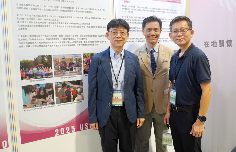 2025大學社會責任實踐博覽會（2025 USR EXPO）12日在台北花博公園登場，大葉大學的「大村共創：健康福祉設計融合計畫」，由設計系副主任賴建源（右）帶領，聚焦高齡福祉、農廢再生與社區共融。（大葉大學提供）中央社記者陳至中台北傳真　114年9月12日