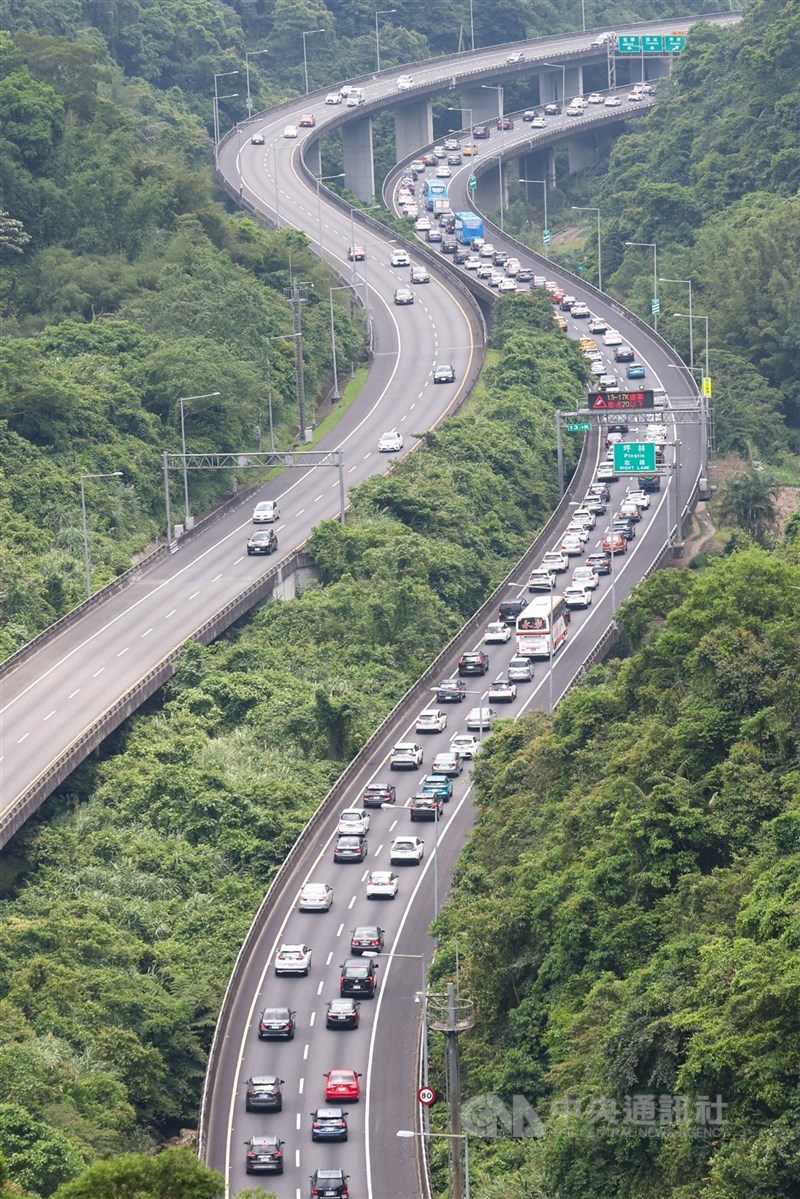 教師節、中秋節及國慶日連假在即，估國道將湧現返鄉及旅遊車潮，高公局12日說，為避免車流湧入導致主線嚴重壅塞，將在部分路段及時段封閉國道入口匝道，籲用路人提早規劃改道。（中央社檔案照片）