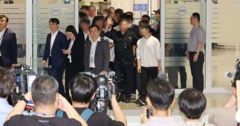 在喬治亞州因簽證不符遭拘留的316名韓國勞工12日乘包機回國。（韓聯社）