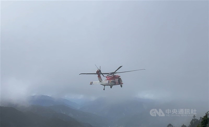 一名女山友6日登頂玉山後跌倒,由直升機救下山送醫。女子摔傷原因12日曝光,自稱登頂後太開心,下山未注意踩空;玉管處提醒,回程仍須維持穩健步伐與謹慎態度。(中央社檔案照片)