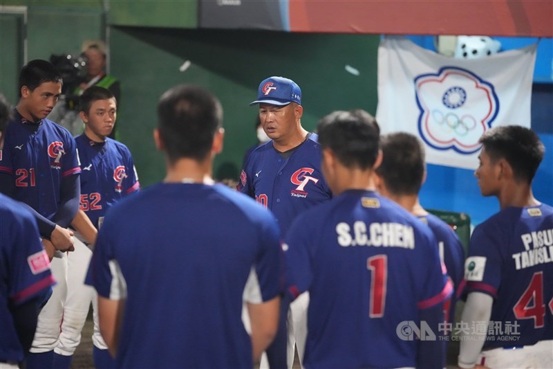 U18世界盃棒球賽台灣隊超級循環賽首戰吞敗,總教練廖宏淵在6局下將比賽用球丟給接替投手、未登上投手丘的換投舉動,在賽後引發網路球迷熱議。圖為廖宏淵(後中)11日賽後與選手勉勵。中央社記者徐肇昌沖繩攝 114年9月12日