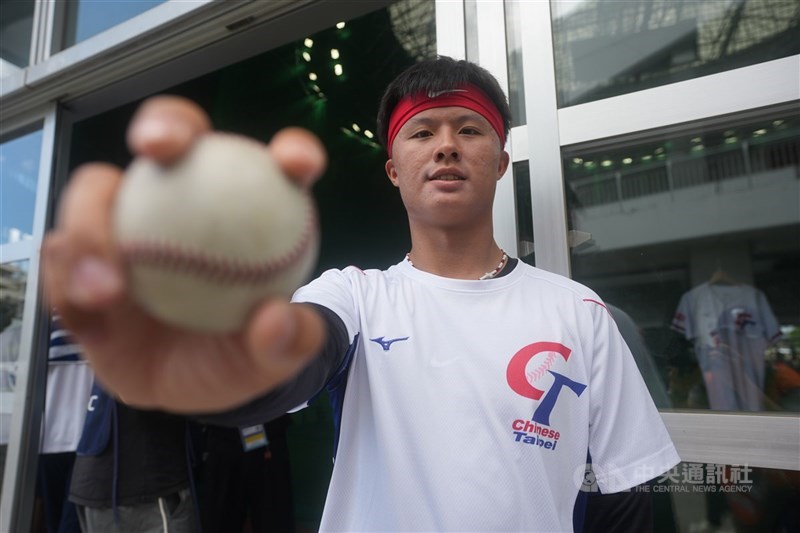 U18世界盃棒球賽台灣隊投手王奕翔（圖）對於出賽頻率和局數，他12日受訪時表示，大家把台灣隊投手群的局數一字排開看就知道，每名投手局數都是差不多的、平均的，「我覺得調度沒有問題」。中央社記者徐肇昌沖繩攝　114年9月12日