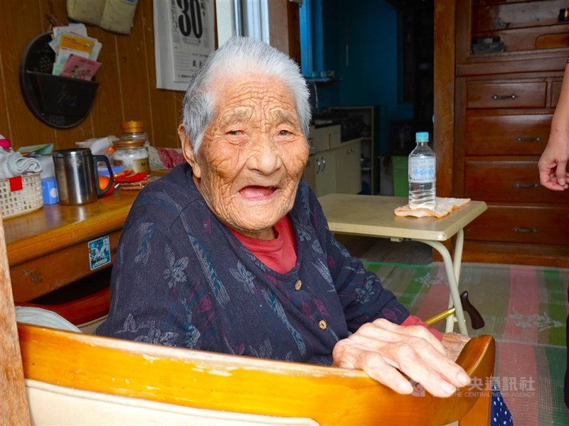 圖為日本沖繩縣國頭郡恩納村的人瑞金城春，2023年11月受訪時的身影。（中央社檔案照片）