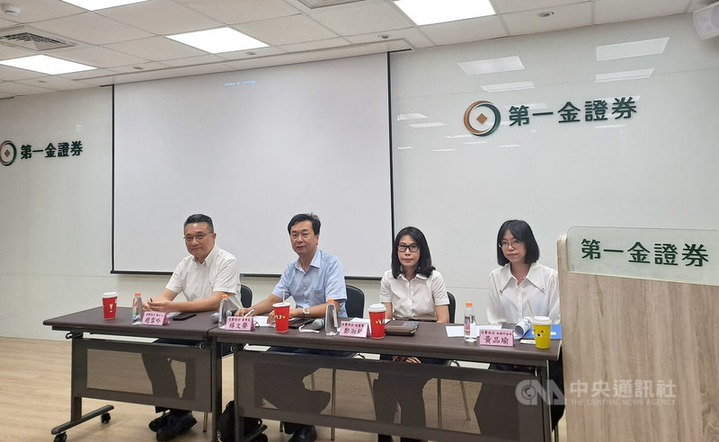 信實保全12日舉行法人說明會，董事長楊文榮（左2）表示，看好2027年大型標案商機，如現在承做的桃機1、2期航廈清潔業務在後年到期，將爭取重新投標時再續標，而新增的3航廈清潔業務相當1、2期航廈兩航廈加起來的量，也將積極爭取。中央社記者潘智義攝　114年9月12日