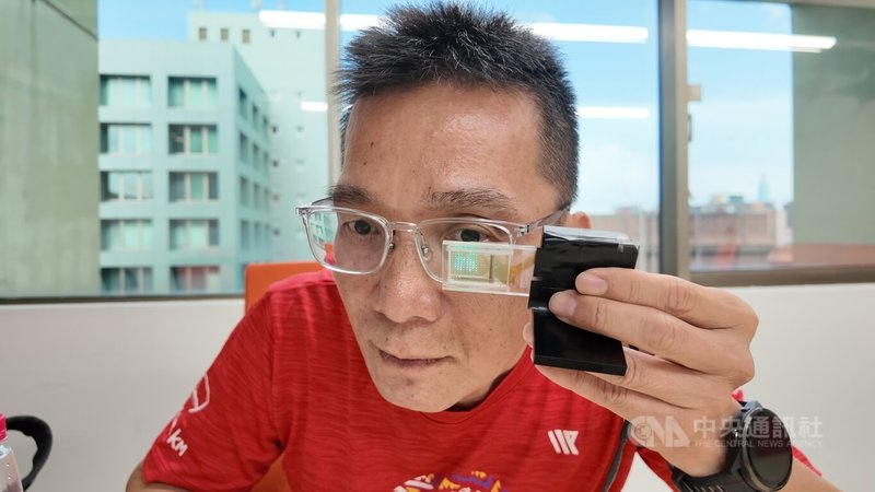 立博光電執行長林淵博展示「奈米級超穎光機引擎」（Metalens Optical Engine, MOE）核心技術，讓影像直接成像於視網膜。中央社記者李宗憲攝  114年9月12日