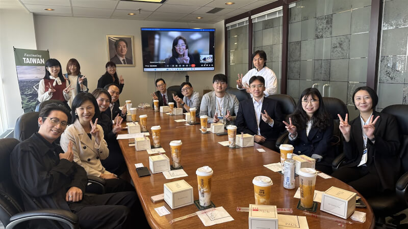 在駐溫哥華經濟文化辦事處牽線下，台灣政治大學和卑詩大學師生們相見歡，分享台加之間的學術和生活體驗。（駐溫哥華辦事處提供）中央社記者程愛芬溫哥華傳真  114年9月12日