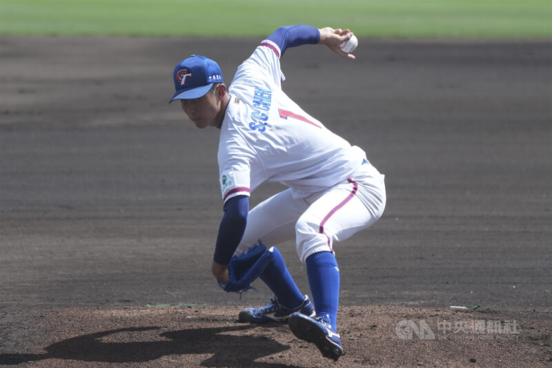U18世界盃棒球賽超級循環賽，台灣隊12日對上波多黎各，「綠島潛水艇」陳世展（圖）先發登板。中央社記者徐肇昌沖繩攝　114年9月12日