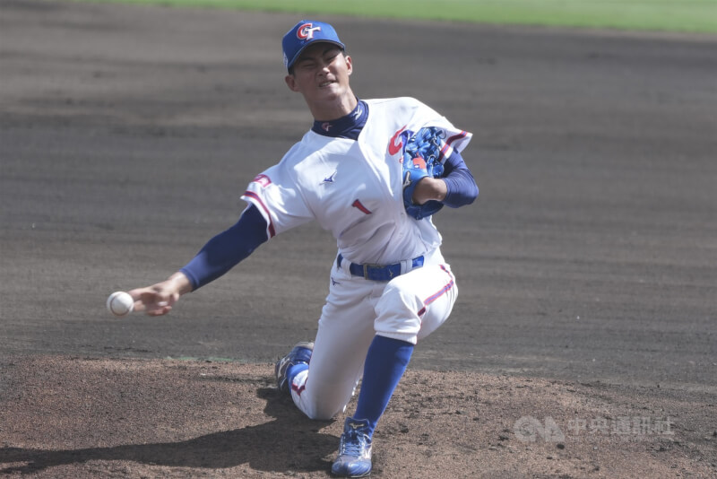 U18世界盃棒球賽超級循環賽,台灣隊12日與波多黎各交手,派出下勾投手陳世展(圖)先發上陣。中央社記者徐肇昌沖繩攝 114年9月12日