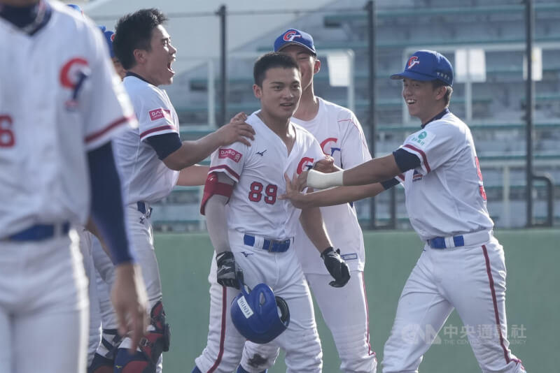 U18世界盃棒球賽台灣隊12日與波多黎各隊交手，台灣延長賽第9局靠著李楷棋（前右2）敲出再見安，終場以1比0搶勝、保住4強生機，賽後隊友衝上前慶祝。中央社記者徐肇昌沖繩攝  114年9月12日