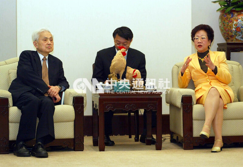 前國際法院法官小田滋 （左）於2003年來台，與時任副總統呂秀蓮（右）會面。（中央社檔案照片）