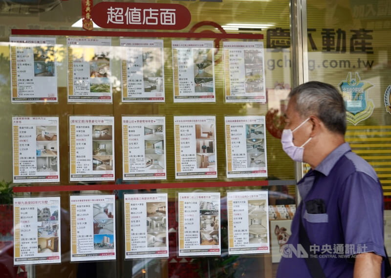 圖為民眾在高雄市亞洲新灣區一帶觀看不動產售屋資訊。（中央社檔案照片）