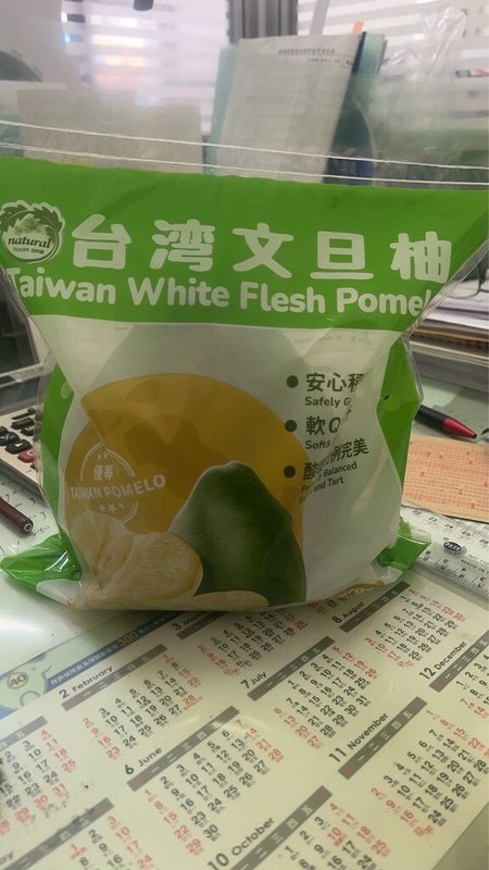 新加坡貿易商今年嘗試進口花蓮縣瑞穗鄉文旦柚，並在大型超市上架，相較過往以箱販售，單粒販售對品質要求更高，包裝也以中英文標示，標示產地來源、產品資訊及食用方法。（瑞穗鄉農會提供）中央社記者張祈傳真  114年9月12日
