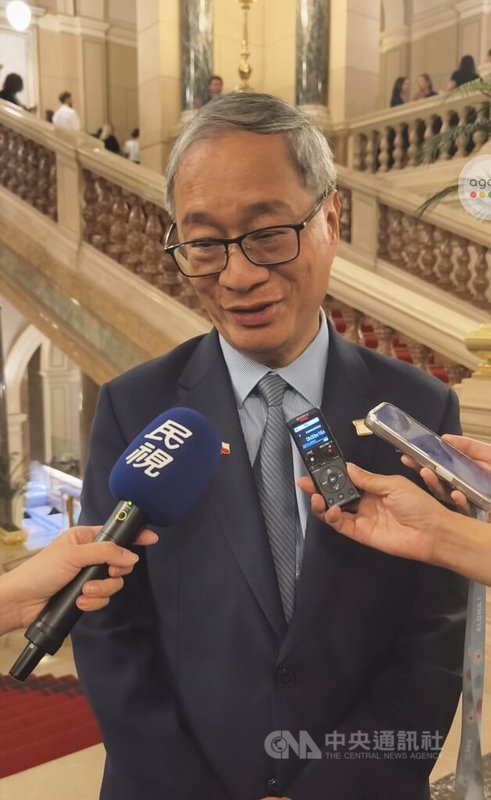 國立故宮博物院百年院慶的首場海外特展「故宮文物百選及其故事」，9月11日晚間在捷克國家博物館揭幕，文化部長李遠（圖）在場共同見證，他說感動之外，更看見台灣文化的包容性。中央社記者趙靜瑜攝  114年9月12日