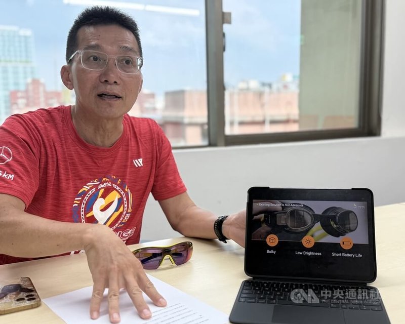 立博光電執行長林淵博說明AR泳鏡的設計理念,著重流線型設計,貼近使用者需求。中央社記者李宗憲攝 114年9月12日