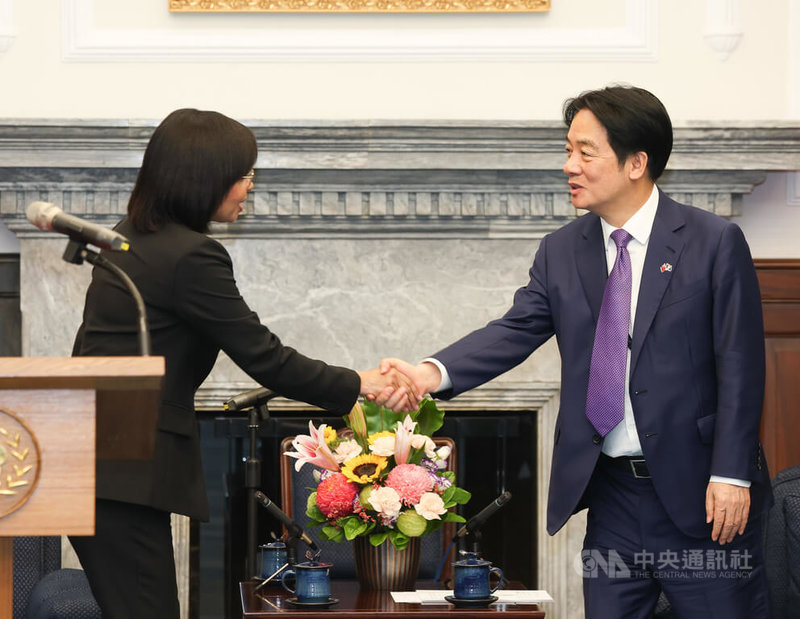 總統賴清德(右)12日在總統府接受貝里斯新任駐台特命全權大使梅凱瑟(Katherine Vanessa Meighan)(左)呈遞到任國書,兩人握手致意。中央社記者謝佳璋攝 114年9月12日