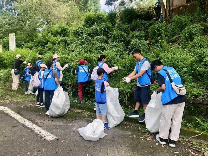 林業及自然保育署台中分署13日與矽品精密工業公司合作,邀請員工及和平國小學童共超過400人前往東勢林場,完成環境教育導覽後,分組展開「除蔓行動」,移除「植物殺手」小花蔓澤蘭600公斤。(林業台中分署提供)中央社記者蘇木春傳真 114年9月13日