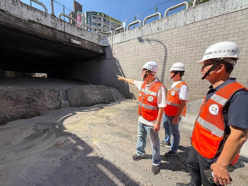 台北市公館圓環路口改善工程啟動,台北市副市長李四川13日前往視察表示,灌漿作業進度超前,總工期有望縮短到1個月內。(台北市政府提供)中央社記者陳昱婷傳真 114年9月13日