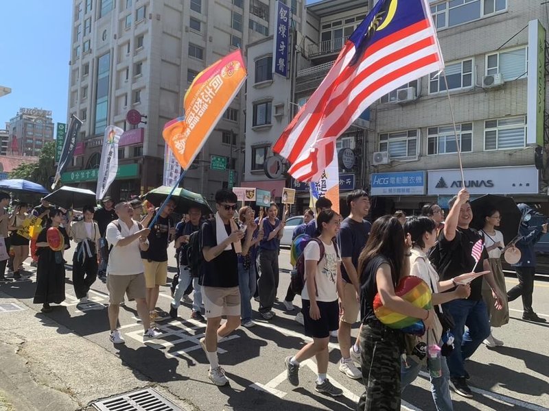 新竹市性別友善行動聯盟、GisneyLand風城部屋13日攜手舉辦首屆「新竹同志遊行x彩虹文化祭」，逾2000人共襄盛舉參與遊行，場面熱鬧。（新竹市政府提供）中央社記者魯鋼駿傳真 114年9月13日