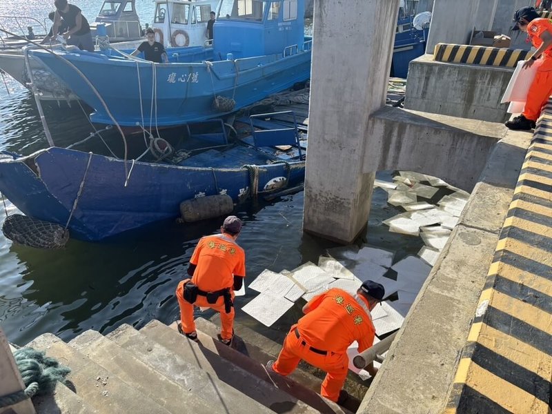 金門新湖漁港內船舶廣泰號因機艙進水在港區沉沒，且有油污外溢，13日下午被岸巡隊新湖安檢所人員發現，岸巡、金門縣環保局人員協助放置吸油棉索及吸油棉處置。（海巡署金馬澎分署第九岸巡隊提供）中央社記者吳玟嶸傳真  114年9月13日