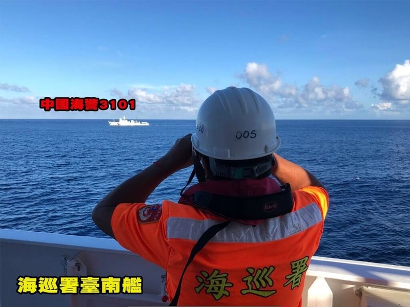 海巡署東南沙分署11日上午在東沙島東北方偵獲中國海警船「3101」航向東沙管轄水域，海巡指揮線上「台南艦」前往驅離，並全程併航監控，中國海警船12日下午已向北航離。（海巡署東南沙分署提供）中央社記者洪學廣傳真　114年9月13日