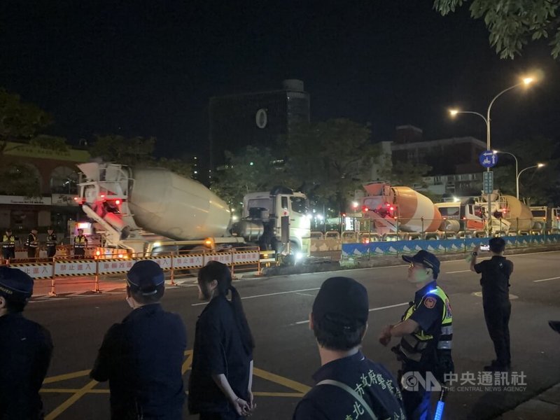 隨著工程車12日深夜駛入羅斯福路公車專用地下道,台北市公館圓環路口改善工程正式啟動,抗議民眾直到13日凌晨才逐漸散去。中央社記者陳昱婷攝 114年9月13日