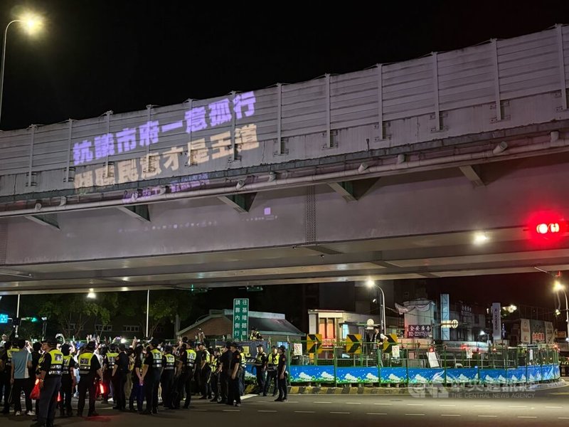 台北市公館圓環12日深夜11時許正式啟動路口改善工程,抗議民眾持續宣講至13日凌晨,過程雖一度與警方對峙,警方仍採柔性勸導方式,未強制驅離。中央社記者陳昱婷攝 114年9月13日