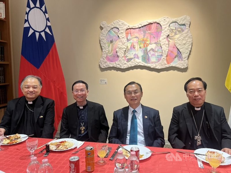 台灣朝聖團禧年到梵蒂岡過聖門,駐教廷大使賀忠義(右2)、台北總主教鍾安住(左2)、台南主教黃敏正(右1)舉行午餐交流會。中央社記者黃雅詩梵蒂岡攝 114年9月12日