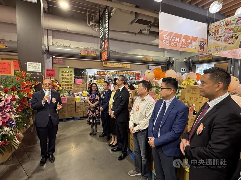 文豪貿易公司董事長游宗熙(左)在加拿大3大城市主辦「Taiwan Select食尚節」,該公司在加拿大代理進口金蘭醬油等台灣食品。中央社記者胡玉立多倫多攝 114年9月13日