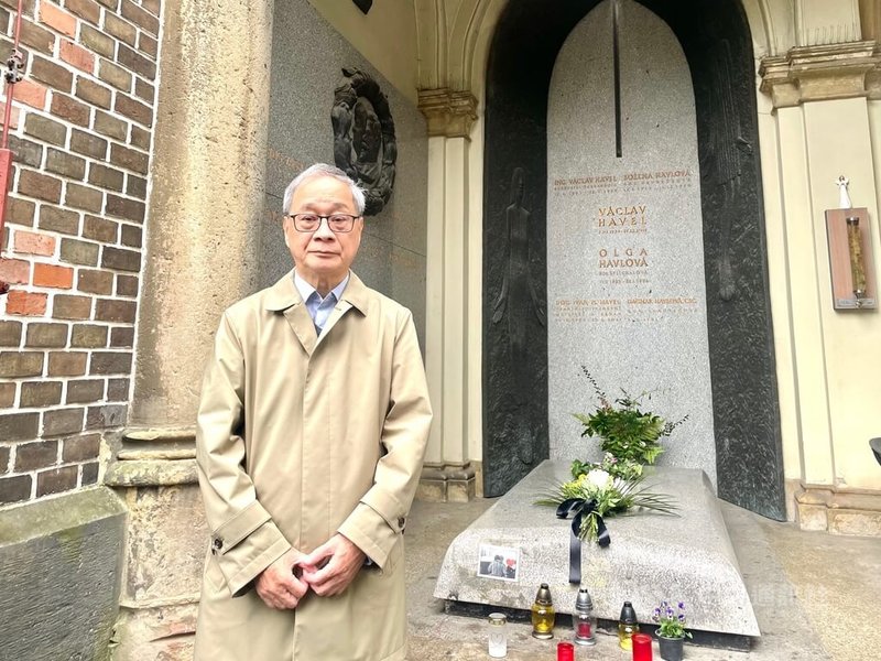 文化部長李遠(圖)12日前往捷克前總統哈維爾墓園致意,感念他一生堅守人權信念。中央社記者趙靜瑜攝 114年9月13日