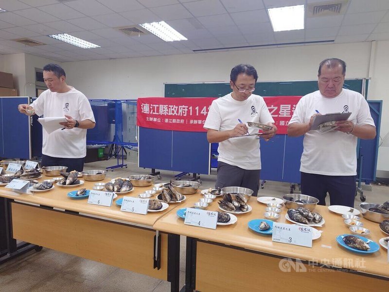 連江縣政府13日舉辦114年度馬祖淡菜之星選拔賽,縣內12家業者報名參賽,評審團逐一檢視各業者繳交的淡菜,進行評分。中央社記者潘欣彤攝 114年9月13日