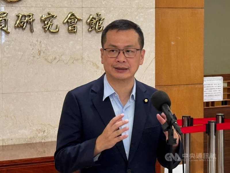 國民黨主席擬參選人、立委羅智強今天表示,暫定15日就會去領表登記,確切時間會在對外說明。黨中央有對外說明,他參選黨主席的資格是沒有問題的,所以他一切按照規章,進行相關的領表跟登記。 中央社記者王承中攝 114年9月13日