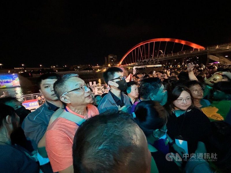 2025台北水舞嘉年華13日開幕,首場水舞秀結束後人潮一度塞爆、難以疏散,連台北市長蔣萬安都卡在人群中。中央社記者陳昱婷攝 114年9月13日