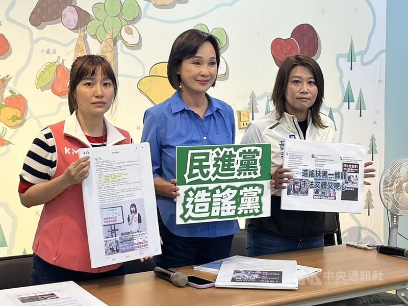 美濃「大峽谷」案引發政治波瀾，民進黨13日透過臉書指國民黨立委柯志恩（中）連環爆破藍營自家人。柯志恩舉行記者會嚴正駁斥，並委託黨籍議員、市黨部人員赴雄檢向民進黨提告妨害名譽。中央社記者林巧璉攝  114年9月13日