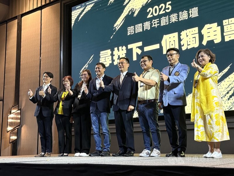駐泰國代表藍夏禮(右4)、副代表董思齊(左1)、泰國台商聯合總會長陳漢川(右2)和青商會會長黃啟碩(右3)等人與泰國快遞巨頭Flash創辦人李發順(Komsan Lee,左4)合影。中央社記者李宗憲曼谷攝 114年9月13日
