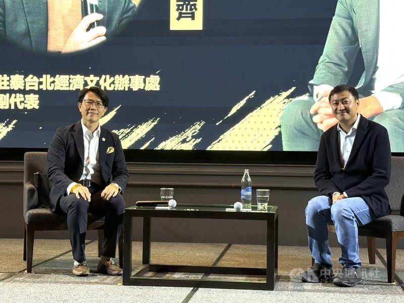 泰國青商會和虎尾科大主辦的跨國青年創業論壇上，由駐泰副代表董思齊（左）擔任主持人，與泰劇「瘋狂獨角獸」原型人物、快遞巨頭Flash創辦人李發順（Komsan Lee，右）進行對談。中央社記者李宗憲曼谷攝  114年9月13日