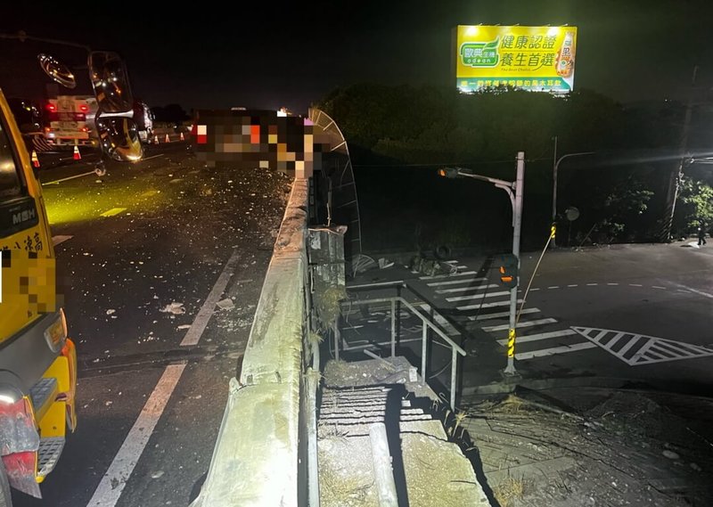國道1號北上彰化路段13日連環車禍，1輛半聯結車疑駕駛恍神自撞護欄，油箱掉落平面道路爆炸起火，波及2輛自小客車。（警方提供）中央社記者吳哲豪傳真 114年9月13日