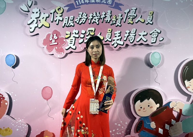 新北市府教育局13日表揚資深教保服務機構與人員,獲獎的文德國小附幼廚工阮氏紅(圖),融合越南料理與在地特色,讓幼兒在美味中認識文化多樣性。(新北市府教育局提供)中央社記者黃旭昇新北傳真 114年9月13日