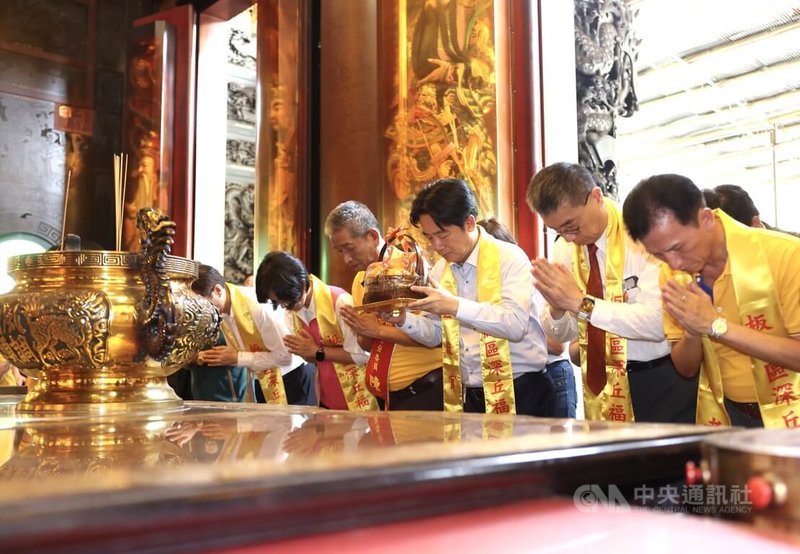 民進黨主席、總統賴清德(前右3)13日下午赴板橋深丘福德宮參香祭拜,並獻果祈求風調雨順。中央社記者趙世勳攝 114年9月13日