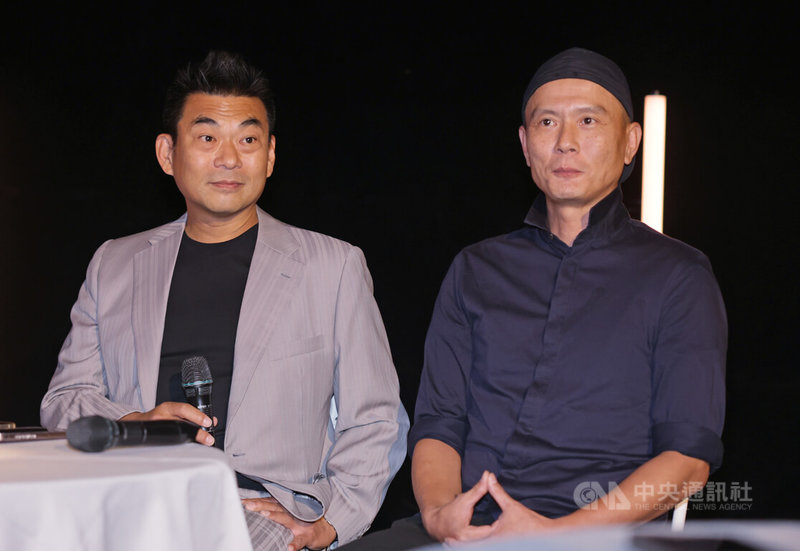 光寶科技喜迎50週年,13日在台北表演藝術中心舉辦「光寶舞時.雲門藝術饗宴:光雲共舞.波動未來」,邀請雲門舞集重新演繹經典作品「波」,光寶科董事長宋明峰(左)與雲門藝術總監鄭宗龍(右)出席受訪。中央社記者裴禛攝 114年9月13日