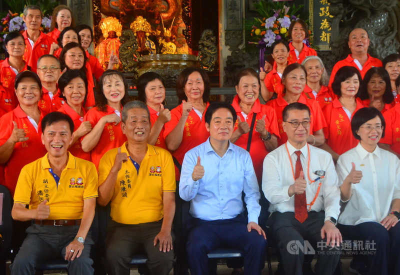 身兼民進黨主席的總統賴清德(前中)13日到新北板橋深丘福德宮參香祈福,並於大殿前和廟方人員合影留念。前右起為民進黨立委蘇巧慧、民進黨秘書長徐國勇。中央社記者黃旭昇新北市攝 114年9月13日